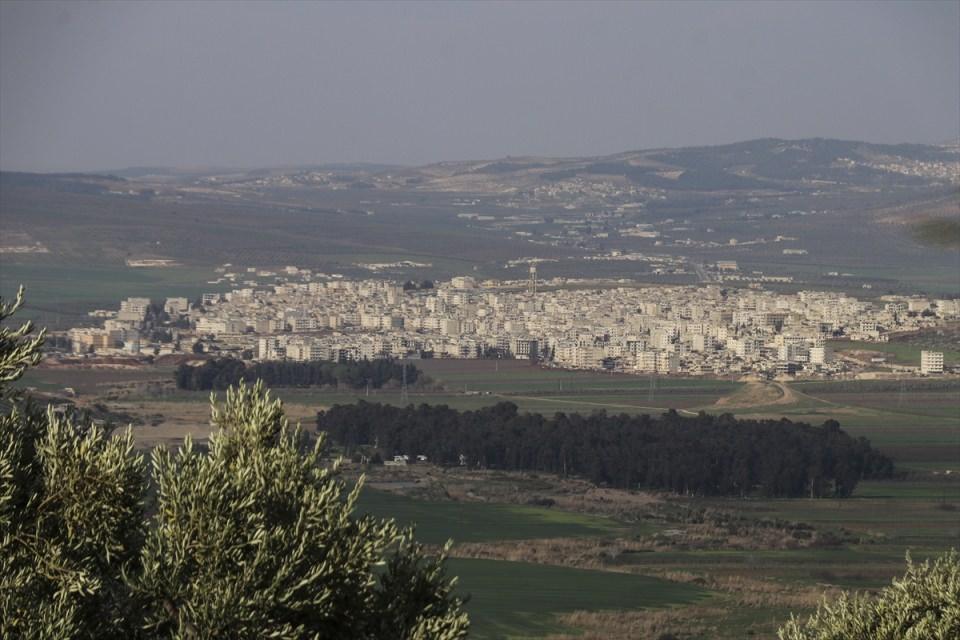 <p>Türk Silahlı Kuvvetleri (TSK) ve Özgür Suriye Ordusu'nun (ÖSO) tarafından Zeytin Dalı Harekatı kapsamında Afrin ilçe merkezinin kuşatılmasına güneydoğudan 1,5 km, güneyden 3,5 km kaldı</p>

<p> </p>
