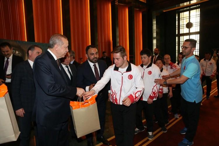 <p>Toplu fotoğraf çekimi sırasında Erdoğan'ın "Çektik mi? Allah çektirmesin" esprisi üzerine sporcular uzun süre güldü.</p>