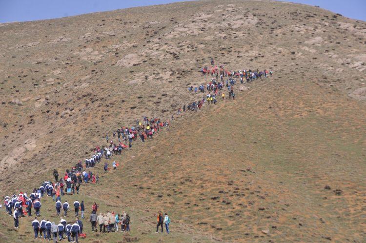 <p>3. Piyade Tümen Komutanlığı yakınında bir araya gelen aralarında 3. Piyade Tümen Komutanı Tümgeneral Metin Tokel ile Yüksekova Belediye Başkan Yardımcısı Hacı Bayram Özcan'ın da bulunduğu vatandaşlar, ellerindeki bayraklarla "Afrin Kahramanları Tepesi" olarak adlandırılan 2 bin 744 rakımlı tepeye doğru yürüdü. </p>