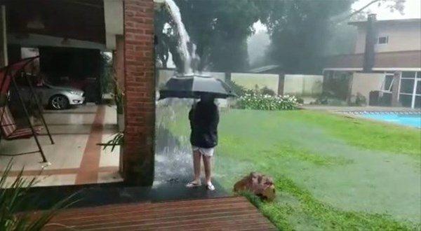 <p>Sosyal medyada yer alan ve nerede çekildiği bilinmeyen görüntüde, yağmurlu havada elindeki şemsiyeyle evinin saçağının akarı altında sakinleşmeye çalışan bir çocuk görülüyor. </p>

<p> </p>
