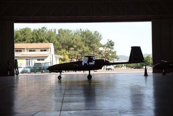 <p><strong>F16 VE ATAK'LARA "GÖZ" OLDULAR, SİVİL KAYIPLARI ÖNLEDİLER</strong></p>

<p>İHA'lar zaman zaman F16, F4 uçakları ve Atak helikopterlerine işaretleme ve hedef tarifi yaptı. Topçu atışlarının tanziminde de kullanılan İHA'lar, tüm bu faaliyetlerde sağlanan hassas angajmanla sivil kayıpların önlenmesinde önemli rol oynadı.</p>
