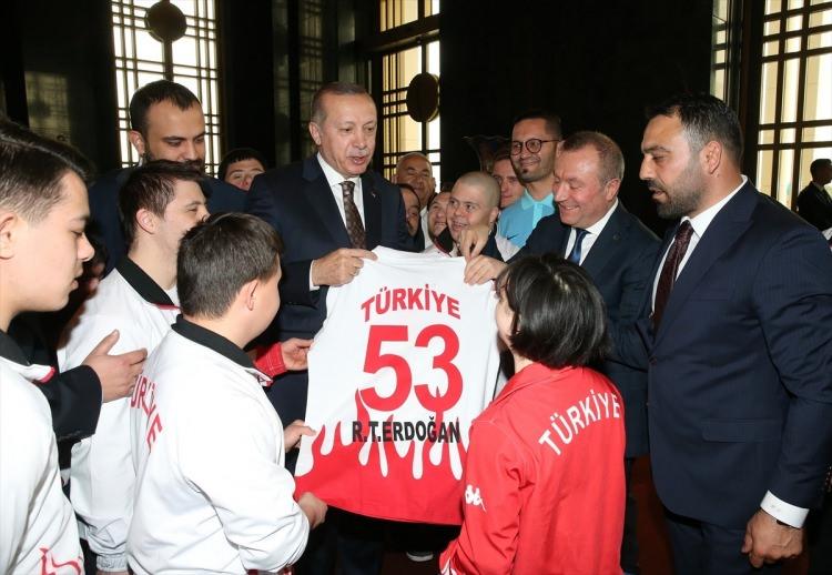 <p>Takım oyuncuları, Cumhurbaşkanı Erdoğan'a adının yazdığı ve memleketi Rize'nin plaka kodu olan 53 numaralı forma hediye etti.</p>
