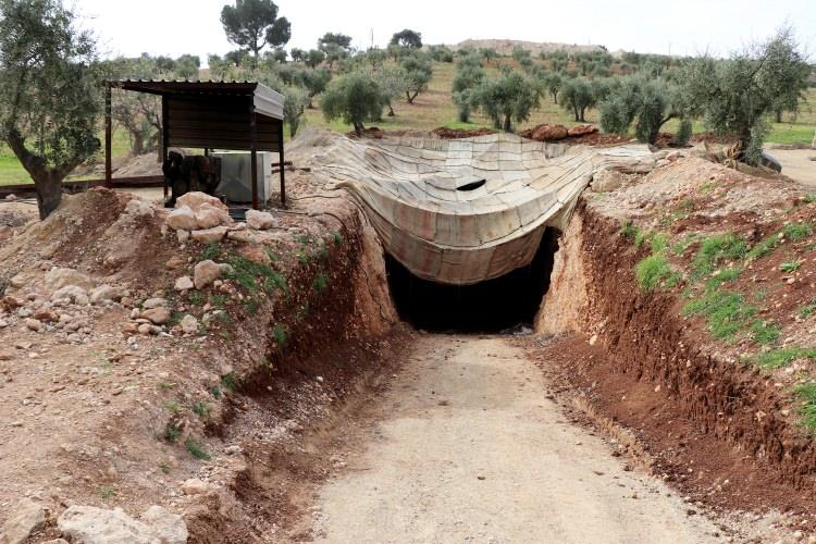 <p>Tünellerin girişi, hafriyat taşımak amacıyla kamyonların girip çıkabileceği genişliğe sahip.</p>