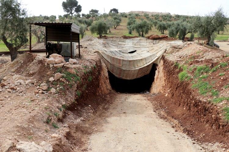 <p>Tünellerin girişi, hafriyat taşımak amacıyla kamyonların girip çıkabileceği genişliğe sahip.</p>
