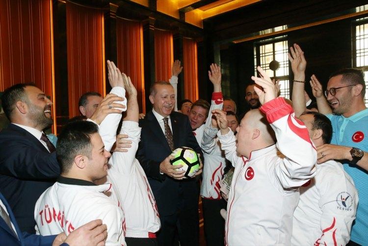 <p>Sporculara başarılar dileyen Cumhurbaşkanı Erdoğan, onlarla beraber Afrin'deki Mehmetçik'e selam gönderdi.</p>
