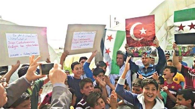 <p>Gece geç saatlere kadar sınır boyunda düzenlenen eyleme destek veren siviller, eylem sürecinde Türk bayraklarını dalgalandırdı.</p>