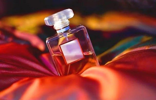 <p>Birçok parfümeri rafları gerçeğine benzetilmiş sahte ürünlerle dolu ve çoğumuz bunun farkında değiliz. Sahte ürün almak bizi sadece kötü hissettirmez aynı zamanda sağlımız için de zararlı olabilir. Ancak bu sahte ürünleri farketmenin çok basit yöntemleri mevcut. İşte gerçek parfümü sahte parfümden ayırt etmenin püf noktası....</p>
