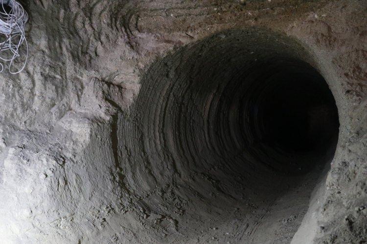 <p>Girişten sonra tüneller dairesel şekil alarak daralıyor. Yaklaşık 2 metre çapındaki tünellerde çok sayıda kişinin bir arada rahatlıkla yürümesi mümkün.</p>

<p> </p>
