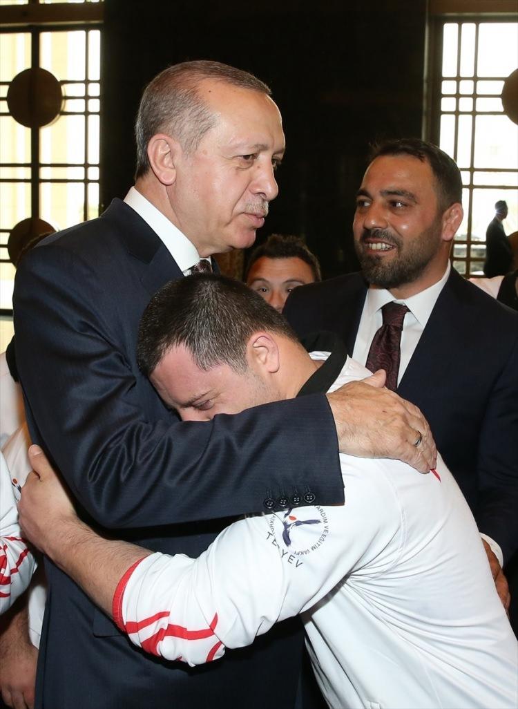 <p>Bazı sporcuların futbol topu ile hünerlerini sergilediği kabulde, takım kalecisi Hüseyin Dinç, Cumhurbaşkanı Erdoğan'a uzun süre sarıldı.</p>
