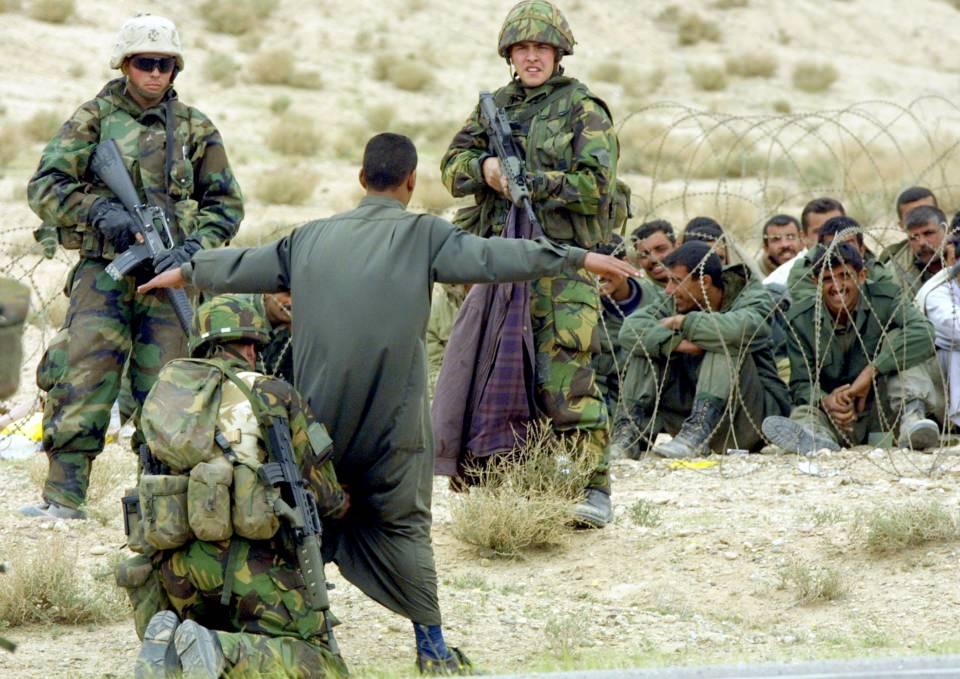 <p>22 Mart 2003'de Iraklı bir sivil, Irak'ın kuzeyinde bulunan Safwan kentinin güney tarafında İngiliz Kraliyet Askeri Polisince gözaltına alındı.</p>
