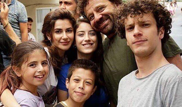 <p>Fox TV ekranlarının ilgiyle izlenen dizilerinden Bizim Hikaye'de Hikmet karakterine hayat veren Nejat Uygur'un Behzat Uygur'un oğlu olduğu ortaya çıktı. </p>
<p> </p>