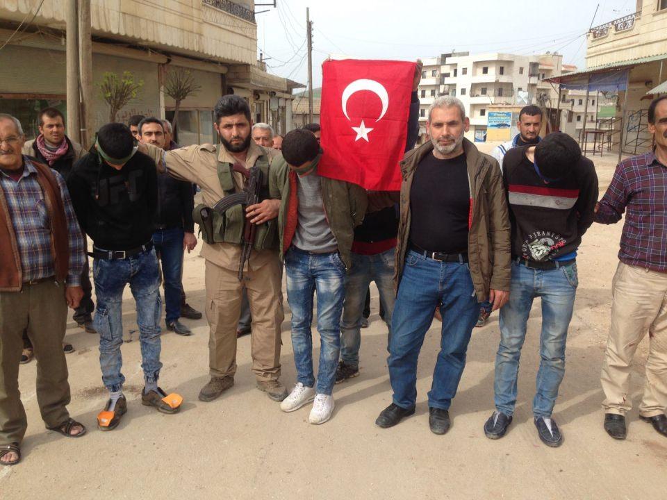 <p>Bugün yakaladıkları PKK/KCK/PYD-YPG mensubu 3 teröristi Türk Silahlı Kuvvetlerine teslim eden Afrinliler, Mehmetçik ile ele ele vererek kentin huzur ve güven ortamına kavuşturulmasına katkı sağlıyor.</p>
