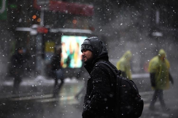 <p>Kar fırtınası, New York'ta metro seferlerinde aksamalara neden olurken, New Jersey eyaletinde de ulaşımı olumsuz etkiledi.</p>