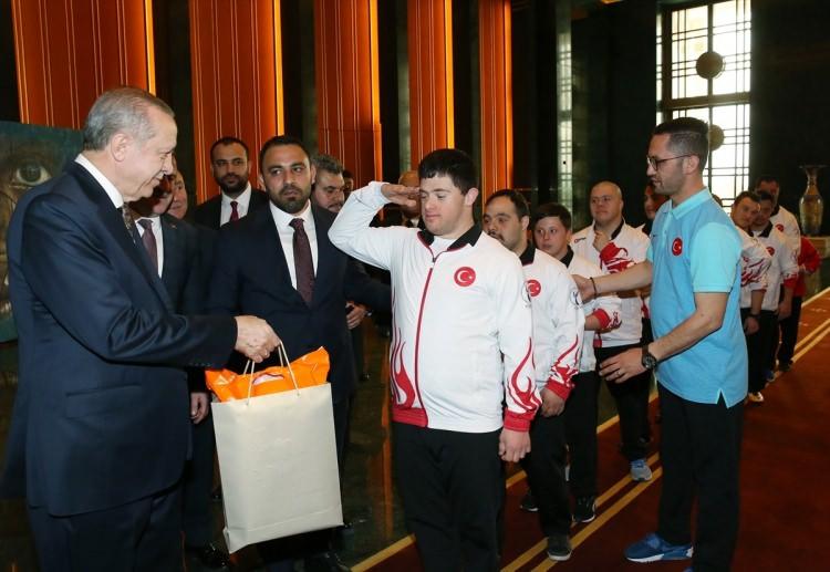 <p>Erdoğan, takım oyuncularıyla tek tek ilgilenerek, onlara antrenmanlarda kullanmaları için hediyeler verdi. Erdoğan, bir sporcunun hediye almadan önce asker selamı vermesini ise "aferin" diyerek tebrik etti.</p>