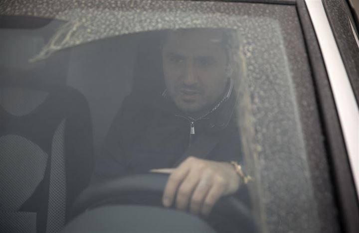 <p>Mecburuz sıraya girmeye çünkü araba gerçekten çamurdu. Akşam arabamı yıkatıp aracımı evin önüne çektim, sabah bir kalktım çamur. Camları sileyim dedim ama silinecek gibi de değil.</p>
<p> </p>
