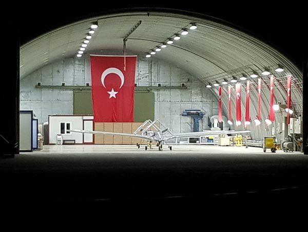 <p><strong>ZORLU KOŞULLARDA LİMİTLER DE ZORLANDI</strong></p>

<p>Karadan ilerleyen Mehmetçiğin güvenliğini sağlayarak zayiat vermesini önlemek için kullanılan İHA ve SİHA'lar, Zeytin Dalı Harekatı'nda kar, fırtına, sağanak yağış, sis ve yoğun bulut gibi şartlara rağmen uçuş görevlerini aralıksız icra etti.</p>
