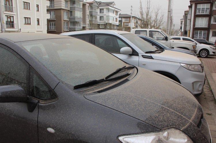 <p>Sakarya’da gece saatlerinden itibaren yağmur ile birlikte çamur yağdı. Yağan çamur sonrası araçların her yeri tozla kaplandı. Sabah kalkan vatandaşlar yağan çamur sonrasında vatandaşlar araçlarını tanıyamadı.</p>

<p> </p>

