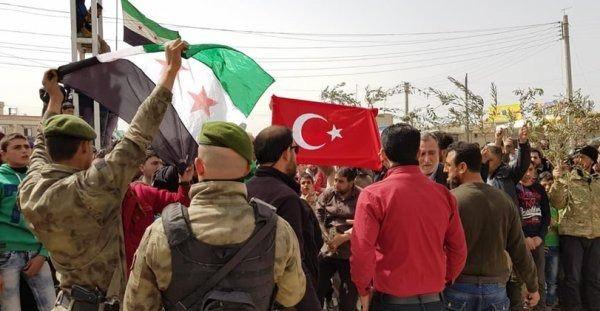 <p>Afrin'de bozguna uğrayarak kaçan terör örgütü YPG/PKK'nın işgal ettiği Tel Rıfat ilçesi sakinleri ve çok sayıda Özgür Suriye Ordusu (ÖSO) mensubu, Zeytin Dalı Harekatı'yla topraklarının da kurtarılması için gösteri düzenledi.</p>
