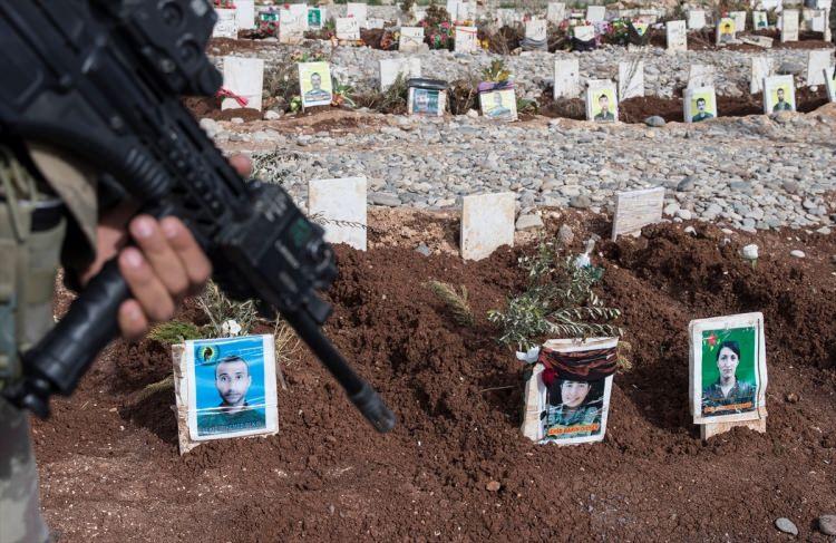 <p>Harekat kapsamında ilçe merkezini teröristlerden temizleyen Mehmetçik, arama-tarama faaliyetlerini sürdürüyor.</p>
