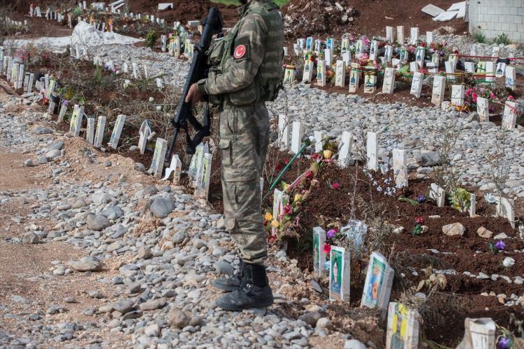<p>Güvenlik güçleri, aramaları sırasında yüzlerce teröristin cesetlerinin olduğu mezarlar buldu.</p>