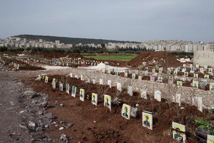 <p>Bölgedeki vatandaşlar, kazılan mezarların yeni olduğunu, Zeytin Dalı Harekatında etkisiz hale getirilen teröristlerden bazılarının buraya gömüldüğünü kaydetti.</p>