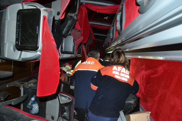 <p>Aksaray'da bir yolcu otobüsünün şarampole devrilmesi sonucu ilk belirlemelere göre 4 kişi hayatını kaybetti, 27 kişi yaralandı.</p>
