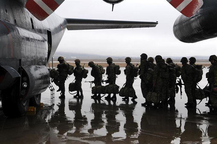<p>Bingöl'de 200 komando, Suriye'nin kuzeybatısındaki Afrin bölgesinde terör örgütlerine yönelik başlatılan Zeytin Dalı Harekatı'na katılmak üzere bölgeye gitti. Komandolar, Bingöl Havalimanı'nda düzenlenen törenle uğurlandı.</p>