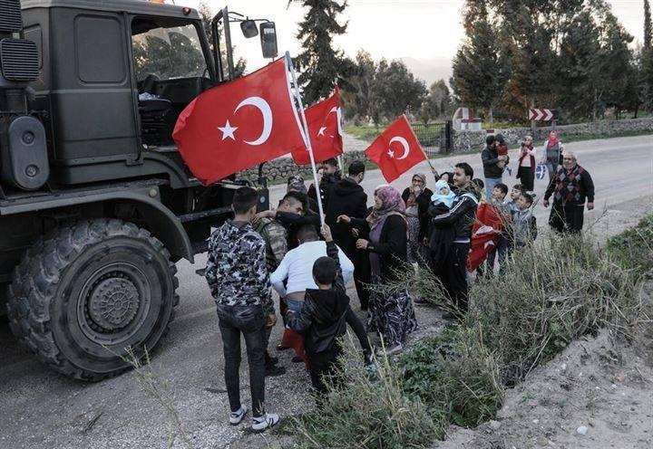 <p>Suriye sınırında konuşlu birliklere takviye amaçlı gönderilen askeri araçların geçişi sırasında vatandaşlar, askerlere sevgi gösterisinde bulundu.</p>