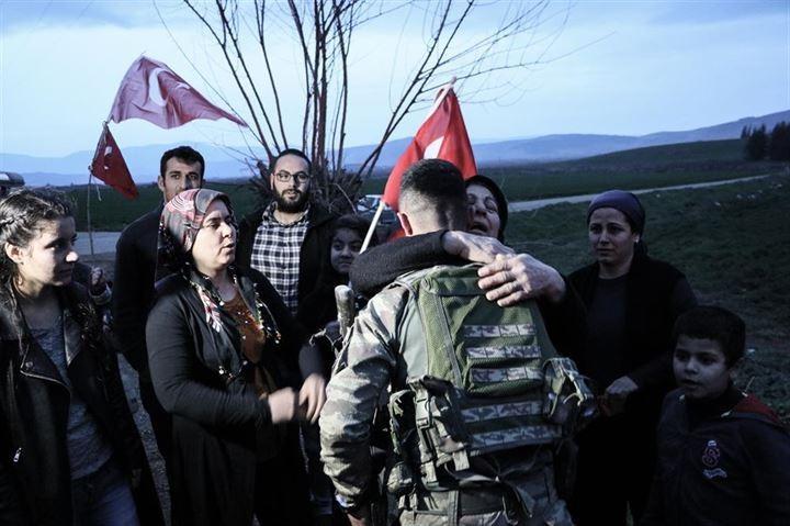 <p>Suriye sınırında konuşlu birliklere takviye amaçlı gönderilen askeri araçların geçişi sırasında vatandaşlar, askerlere sevgi gösterisinde bulundu. Osmaniye'den sınır birliğine görevlendirilen bir uzman çavuş, memleketi Hatay'da kendisini karşılayan yakınlarıyla hasret giderdi.</p>