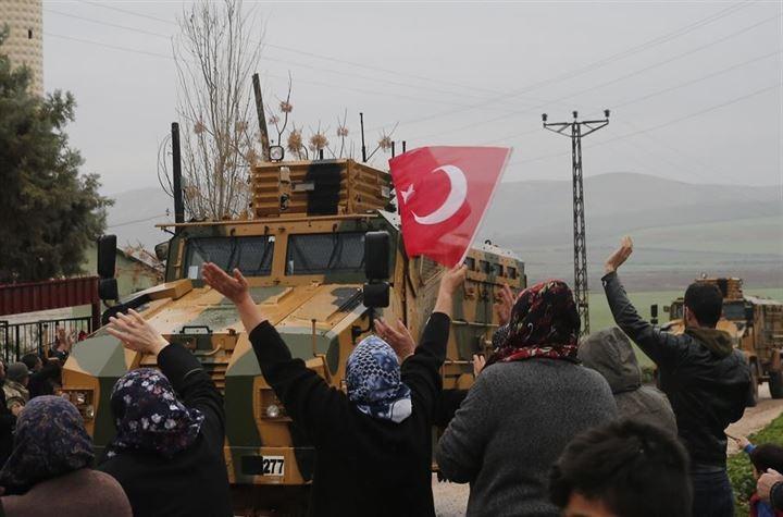 <p>Hatay'ın Suriye sınırında konuşlu komandolar, ant içtikten sonra zırhlı personel taşıyıcılarla Afrin bölgesine hareket etti. Öte yandan, Türkiye'nin çeşitli bölgelerinden gönderilen tank ve Zırhlı Personel Taşıyıcıları'nın (ZPT), Kırıkhan ilçesine bağlı Sucu mahallesinden geçerek vatandaşların sevgi gösterileri arasında sınır birliklerine intikal etti.</p>