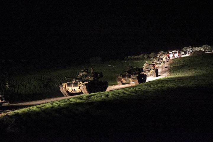 <p>Harekat kapsamında, Hatay'daki birliklere konuşlandırılan çok sayıda tank, sıfır noktasındaki karakollara sevk edilmek üzere Reyhanlı'ya geldi.</p>