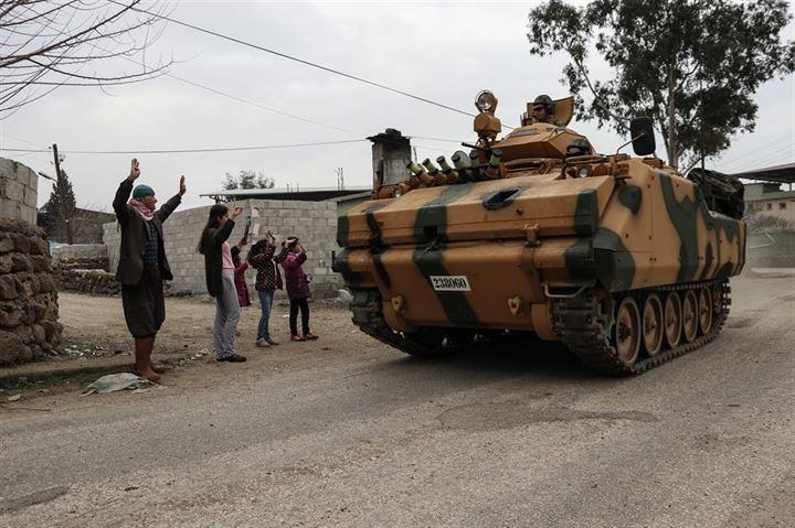 <p>Hatay'ın Reyhanlı, Kırıkhan ve Hassa ilçeleri karşısındaki terör mevzileri, Türk Silahlı Kuvvetleri'ne ait (TSK) savaş uçakları, çoklu roketatarlar ve obüs toplarıyla ateş altına alındı. Öte yandan sınır hattında askeri araç sevkiyatı sürerken, vatandaşlar araçların geçişi sırasında sevgi gösterisinde bulundu.</p>