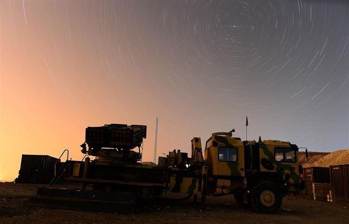 <p>Zeytin Dalı Harekatı kapsamında terör örgütlerine ait 30-40 araçtan oluşan ve içinde teröristlerle silah ve mühimmat taşıyan konvoy, Afrin'in güneydoğusundan şehre yaklaşırken tespit edildi ve kentten 15 kilometre kadar uzaktayken roket atışlarıyla vuruldu.</p>