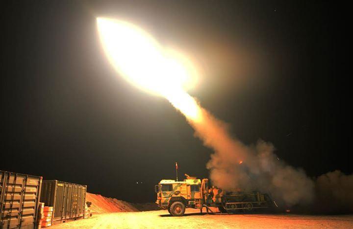 <p>Zeytin Dalı Harekatı kapsamında terör örgütlerine ait 30-40 araçtan oluşan ve içinde teröristlerle silah ve mühimmat taşıyan konvoy, Afrin'in güneydoğusundan şehre yaklaşırken tespit edildi ve kentten 15 kilometre kadar uzaktayken roket atışlarıyla vuruldu.</p>