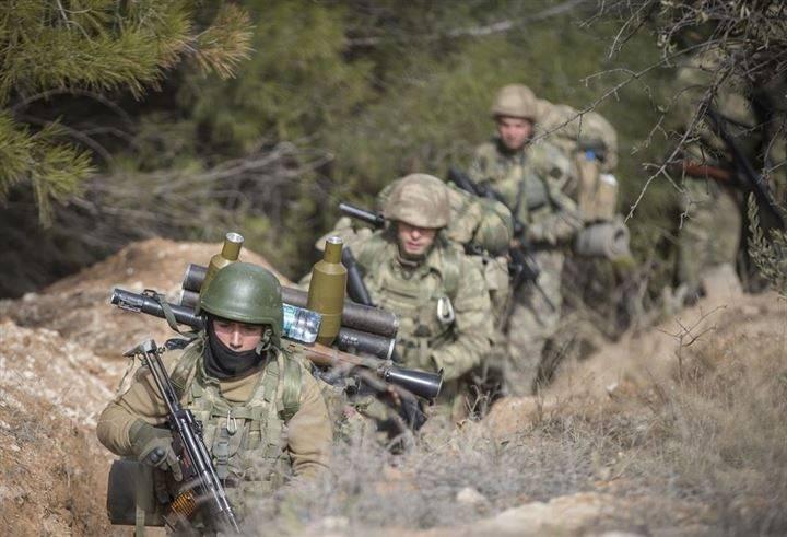 <p>Türk Silahlı Kuvvetleri (TSK), Özgür Suriye Ordusu (ÖSO) ile Zeytin Dalı Harekatında terör örgütü PYD/PKK'nın işgalindeki Afrin'e, doğusundaki Azez'den operasyon başlattı.</p>