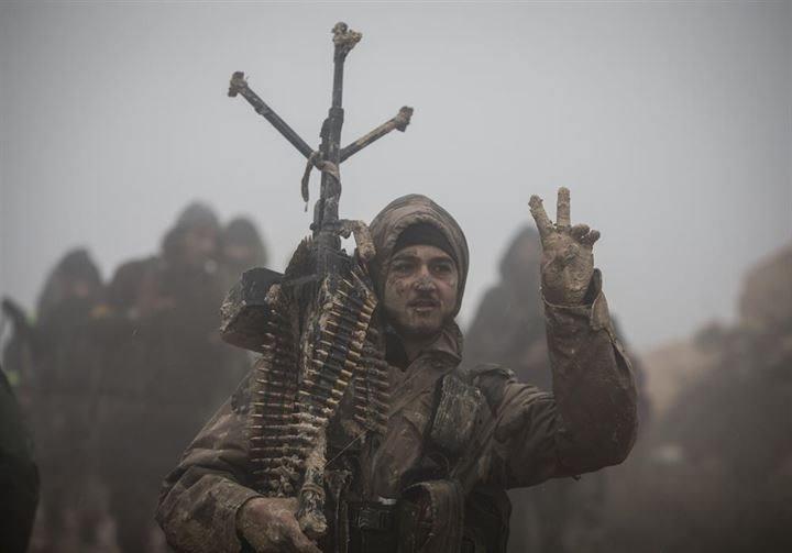 <p>Türk Silahlı Kuvvetlerinin (TSK), Özgür Suriye Ordusu (ÖSO) ile Zeytin Dalı Harekatında terör örgütü PYD/PKK'nın işgalindeki Afrin'e, doğusundaki Azez'den başlattığı operasyon devam etti. Operasyonda ÖSO mensupları da yer aldı.</p>
