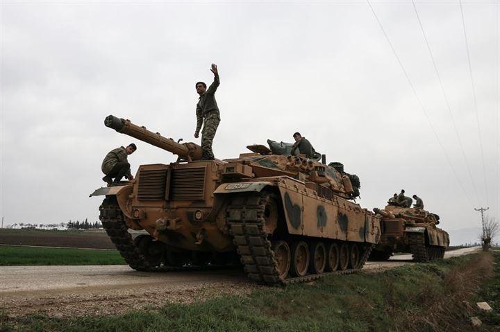 <p>Hatay'ın Reyhanlı, Kırıkhan ve Hassa ilçeleri karşısındaki terör mevzileri, Türk Silahlı Kuvvetleri (TSK) topçu birliklerince ateş altına alınırken, sınır hattında askeri araç sevkiyatının da sürdüğü gözlendi.</p>
