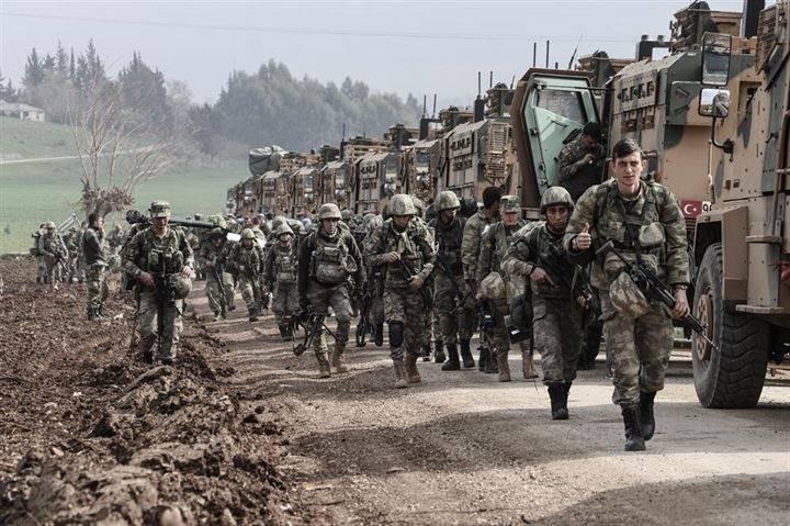 <p>Suriye sınırında konuşlu birliklere takviye amaçlı gönderilen komando birlikleri Hatay'a geldi. Zırhlı Personel Taşıyıcılarına (ZPT) bindirilen komandolar sınır birliklerine sevk edildi.</p>