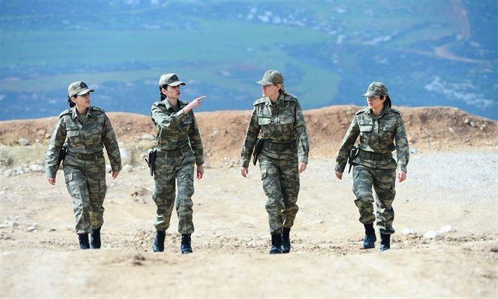 <p>Zeytin Dalı Harekatı kapsamında Mehmetçik Afrin'e doğru ilerleyişini sürdürürken, sınır hattındaki birliklerde görevlendirilen kadın subaylar da harekatta aktif görev aldı. TSK'nın kadın subayları (soldan sağa), Bakım Üsteğmen Gülru Gizem Atabey, Topçu Yüzbaşı Dilek Aygün, İkmal Üsteğmen Çiğdem Yüksel, Bakım Üsteğmen Ceren Özçelik, harekata destek verdi.</p>