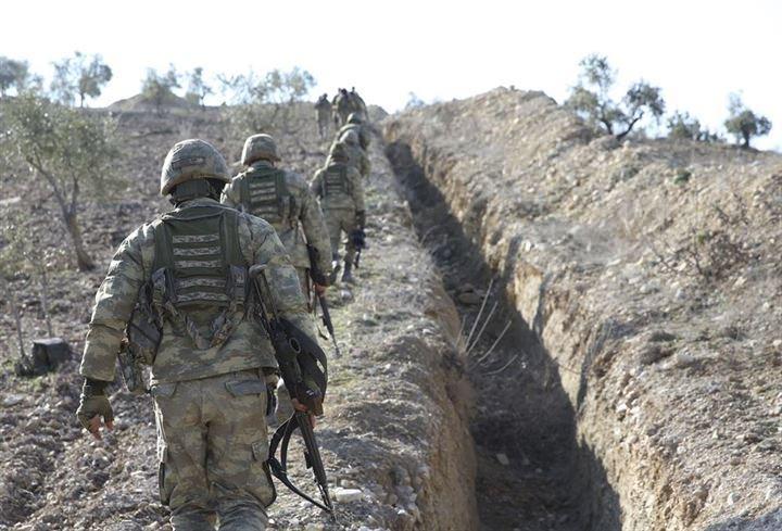 <p>Zeytin Dalı Harekatı kapsamında terör örgütü hedeflerine yönelik operasyonunu sürdüren Mehmetçik, Afrin'in batısında terör örgütü PYD/PKK tarafından kullanılan eğitim kampının da bulunduğu alanda kontrolü ele geçirdi.</p>
