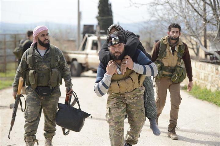 <p>Zeytin Dalı Harekatı kapsamında, Afrin'in kuzeydoğusundaki Şeran beldesine bağlı Kafr Rum köyünü, terör örgütünden arındırdı. Bir ÖSO mensubu, yürümekte güçlük çeken yaşlı kadını sırtında taşıdı.</p>
