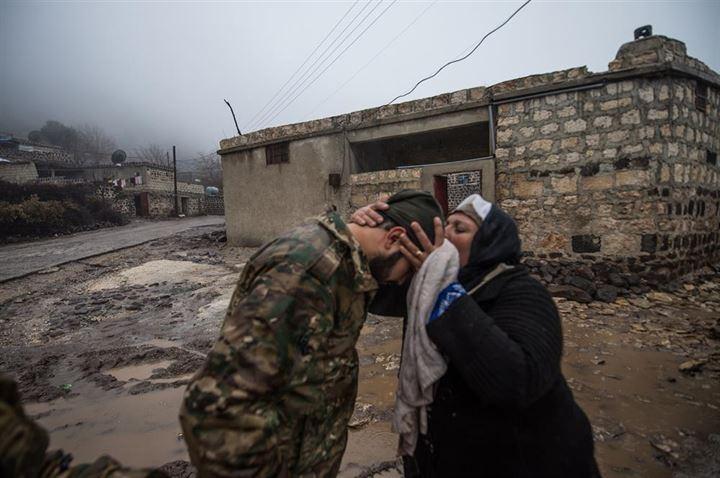 <p>Türk Silahlı Kuvvetlerince (TSK) başlatılan Zeytin Dalı Harekatı kapsamında terör örgütü PYD/PKK'nın işgalinden kurtarılan ilk köy olan Şenkal'e siviller dönmeye başladı. Köye, ÖSO güçlerinin denetiminin ardından çevredeki diğer köylerden de göçler başladı. AA ekibinin köyü görüntülediği sırada 5 çocuğuyla beraber bir traktörün kasasında köyüne dönen Ayşe Mahmud, ÖSO güçlerini görünce gözyaşlarına hakim olamayarak askerleri alınlarından öperek teşekkür etti.</p>
