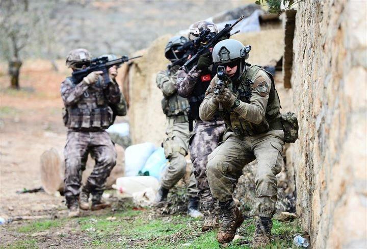 <p>Zeytin Dalı Harekatı kapsamında bir süre önce Türkiye'nin dört bir yanından bölgeye sevk edilen teröristlerin korkulu rüyası jandarma ve polis özel harekat timleri, Afrin hattında operasyona destek vermeye başladı. Oluşturulan üs noktalarına konuşlandırılan ortak harekat kabiliyetine sahip JÖH ve PÖH'ler, özellikle meskun mahallerde patlayıcı imha ve ev araması faaliyetlerini icra etti.</p>
