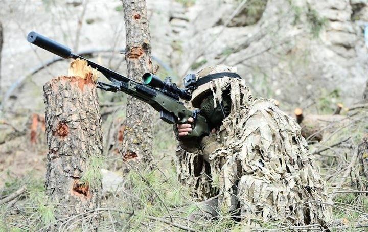 <p>Türk Silahlı Kuvvetleri (TSK) tarafından yürütülen Zeytin Dalı Harekatı kapsamında Mehmetçik ilerleyişini sürdürürken, teröristlerin korkulu rüyası keskin nişancılar da birliklere ateş gücü sağladı.</p>
