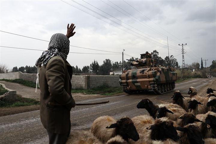 <p>Hatay'ın Reyhanlı, Kırıkhan ve Hassa ilçeleri karşısındaki terör mevzileri, Türk Silahlı Kuvvetleri (TSK) topçu birliklerince ateş altına alınırken, sınır hattında askeri araç sevkiyatının da sürdüğü gözlendi.</p>