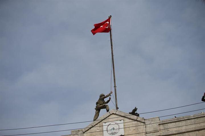 <p>Türk Silahlı Kuvvetleri (TSK) ve Özgür Suriye Ordusu (ÖSO), Afrin ilçe merkezini tümüyle ele geçirmesinin ardından, güvenlik çalışmalarını sürdürdü. İlçe merkezindeki hükümet binasına Türk bayrağı çekildi.</p>