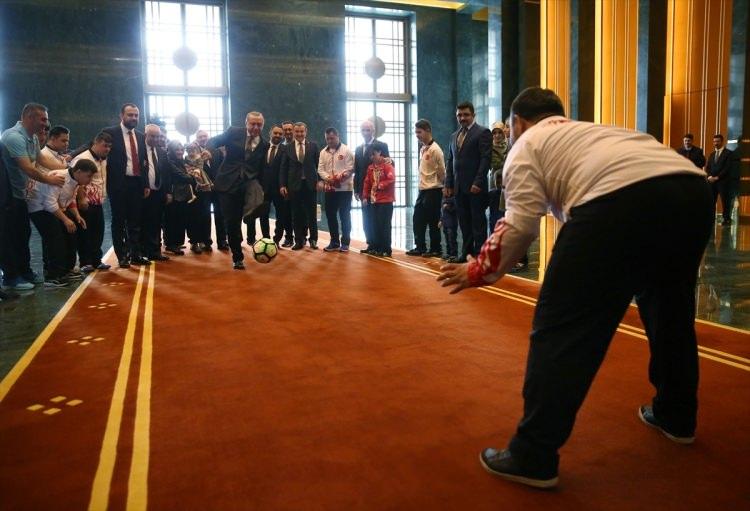 <p>Erdoğan'ın Cumhurbaşkanlığı Külliyesi'ndeki Futsal Milli Takım üyelerini kabulünde renkli görüntüler yaşandı.</p>
