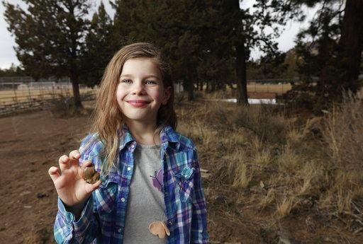 <p>Küçük kız bulduğu bu ilgi çekici şeye Moana Rock ismini vermişti çünkü bulduğu taş ona, Disney filmindeki spiral muskayı hatırlatıyordu.</p>
