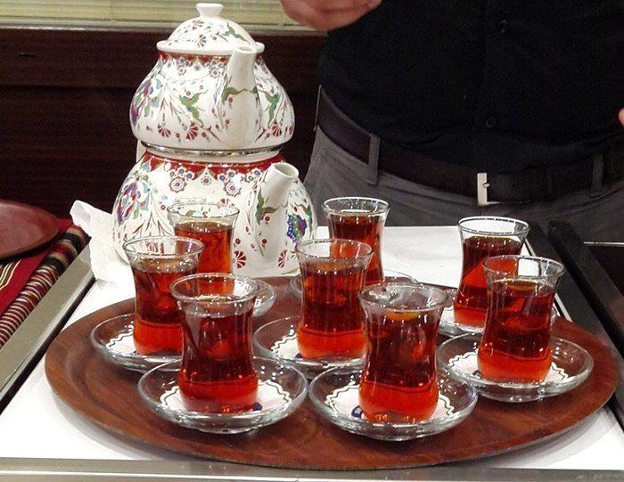 <p><strong>ÇAY RUTUBET ALIR</strong></p>

<p>Çay demlerken yapılan bir diğer hata ise daha henüz çay suyu sıcakken üst demliğe çay koyulmasıdır. Bu yöntemle çay rutubet alır ve henüz demlikteyken bayatlar.</p>
