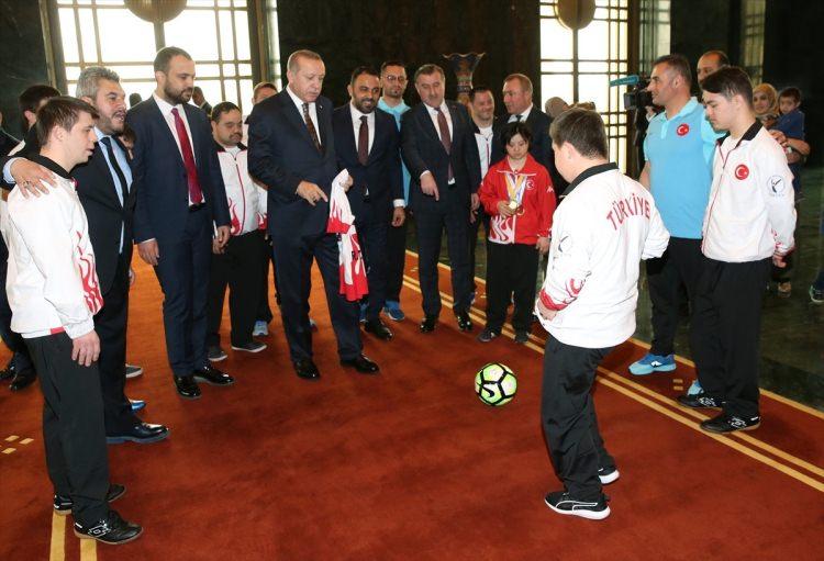 <p>Cumhurbaşkanı Recep Tayyip Erdoğan, Down Sendromlu Özel Sporcular Futsal Milli Takımı üyelerini kabul etti.</p>
